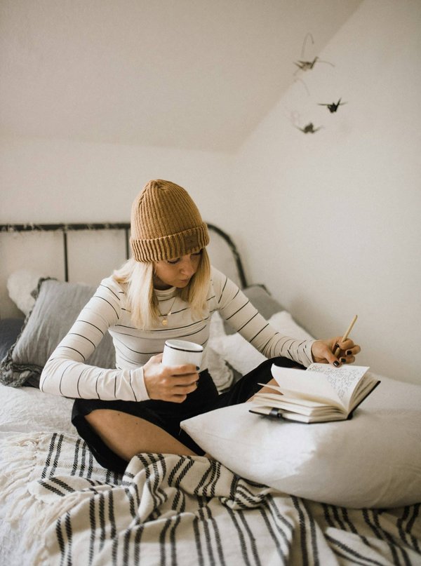 Comment aménager une zone de lecture confortable dans un petit salon ?
