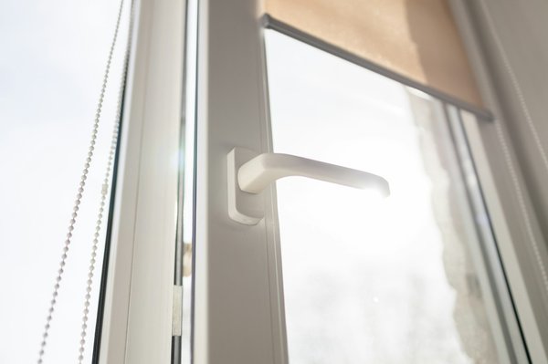 Les atouts majeurs de la pose d’une porte en PVC en appliquent : Isolation, durabilité et esthétique