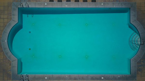 Bâche à bulles : un choix malin pour votre piscine